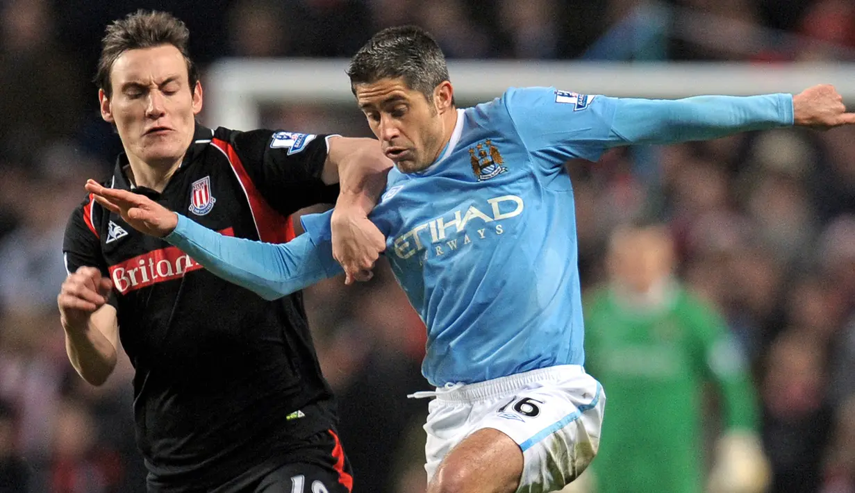 Sylvinho. bek kiri Brasil berusia 48 tahun ini memutuskan bergabung dengan Manchester City pada awal musim 2009/2010 usai meninggalkan Barcelona dengan status bebas transfer. Ia memperkuat The Citizens hanya semusim dan memutuskan peniun pada Juli 2010 usai tampil dalam 15 laga di semua ajang dengan torehan 1 gol. (AFP/Andrew Yates)