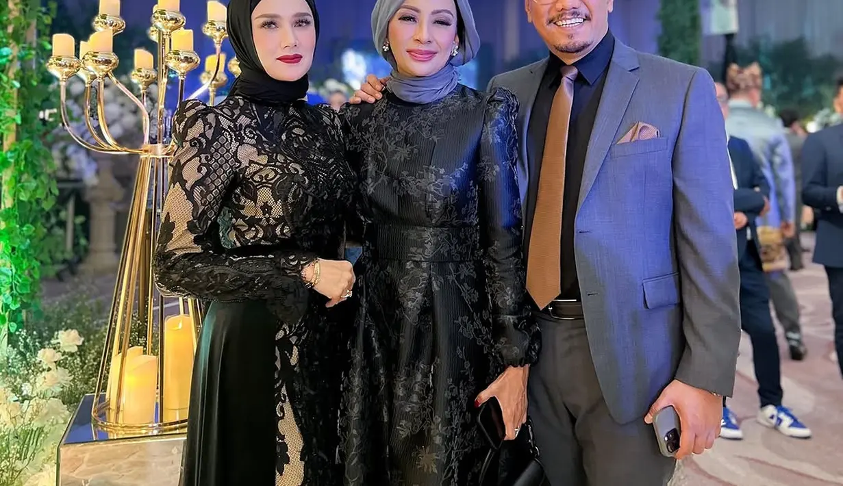 Tak hanya itu, ia juga membawa clutch hitam bertekstur sebagai aksesori yang menyempurnakan penampilan. [@mulanjameela1].