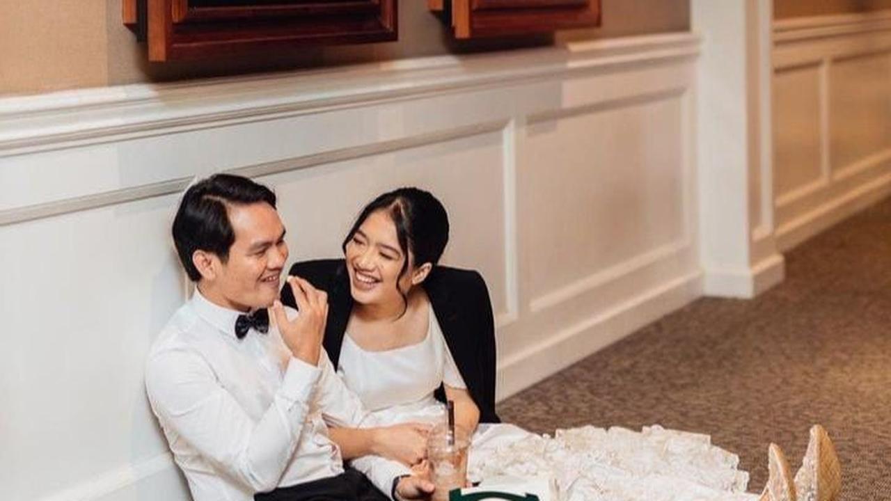 Pemberkatan pernikahan Bene Dion dan Naomi digelar di Gereja Santa Anna, Duren Sawit pada Sabtu (19/8) pagi.

Berikut perjalanan cinta Bene Dion dan Naomi Sinaga.