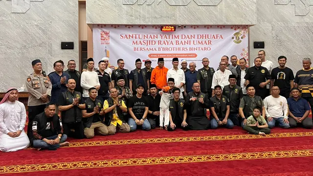 Komunitas B'Brothers berbagi kepada anak yatim piatu.