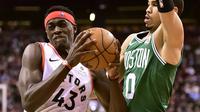 Paskal Siankam (no 43) berduel dengan Jayson Tatum pada laga NBA (AP)