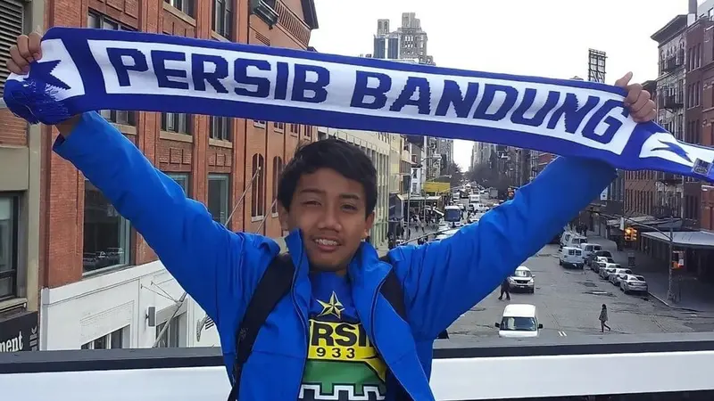 Warganet mengenang momen Almarhum Eril yang mengenakan kostum Persib dalam sebuah lawatannya keluar negeri. (Dok. Twitter)