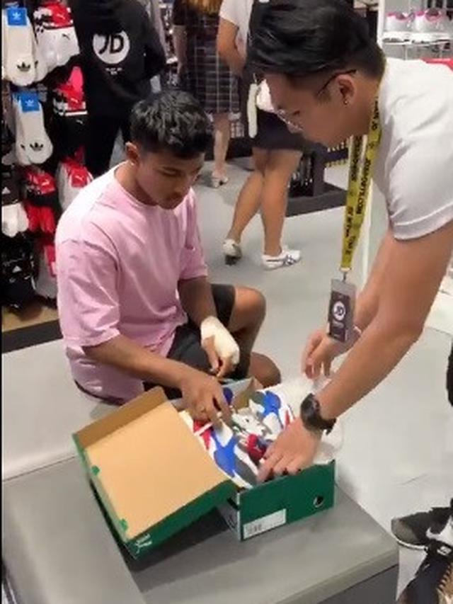 cara pria ini mencoba sepatu jadi viral (foto: Facebook Harvinth Skin)