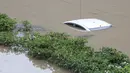 Sebuah mobil terendam di underpass jalan yang banjir menyusul hujan monsun di Gurgaon di pinggiran New Delhi (19/8/2020). Hujan lebat melanda New Delhi pada 19 Agustus, membanjiri jalan dan menumpuk kesengsaraan bagi penumpang di ibu kota India yang kacau balau. (AFP/Xavier Galiana)