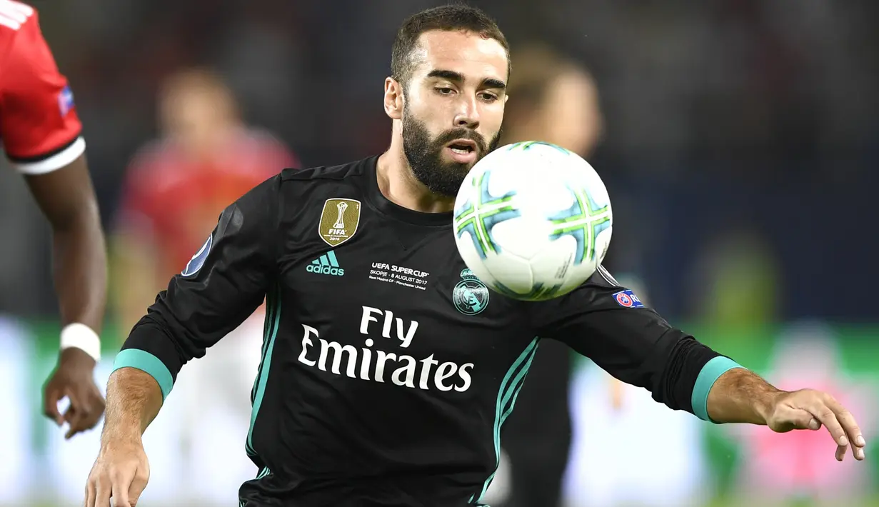 Pemain Real Madrid, Dani Carvajal menerima kartu kuning pada menit ke-41 sama seperti Bale saat melawan Barcelona dalam Piala Super Spanyol 2017 di Camp Nou stadium,Barcelona, (13/8/2017). Real Madrid menang 3-1. (AFP/ Dimitar Dilkoff)