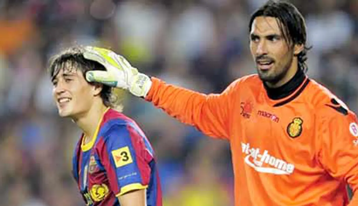 Kiper Real Mallorca Dudu Aouate (kanan) bergurau dengan striker Barcelona Bojan Krkic dalam lanjutan La Liga di Camp Nou Stadium, 3 Oktober 2010. Skor 1-1. AFP PHOTO / JOSEP LAGO 