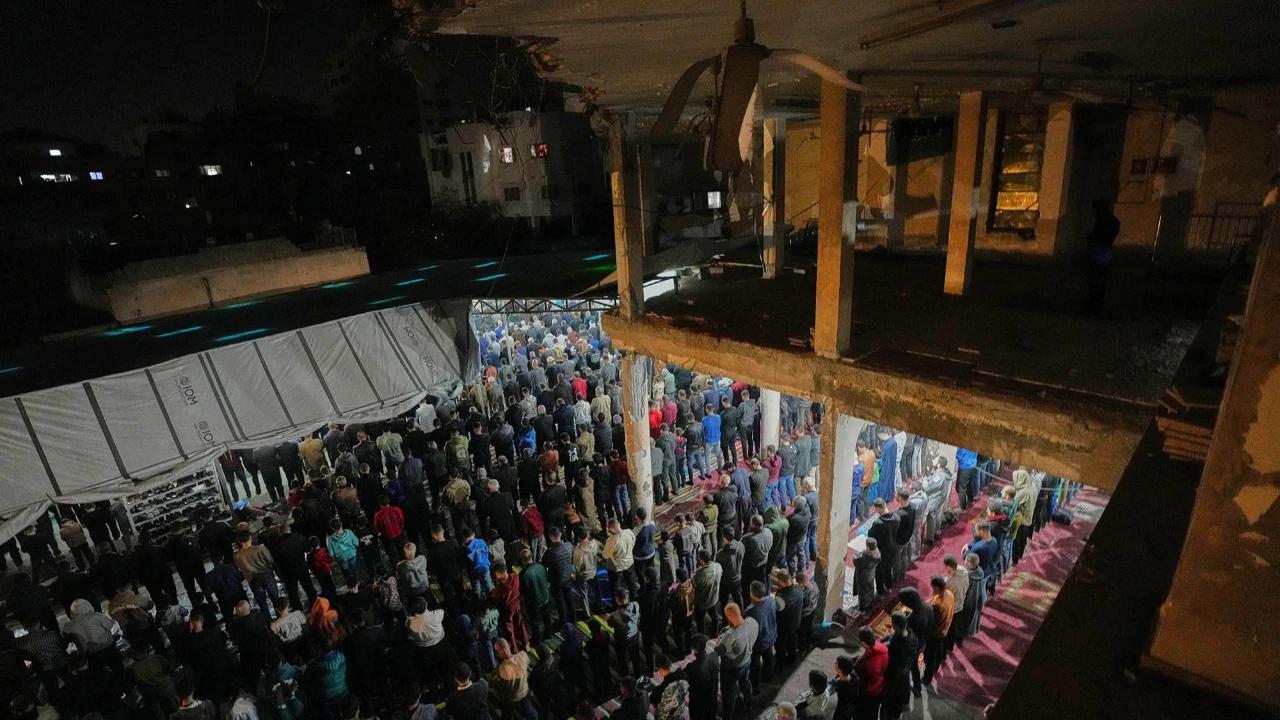 FOTO: Warga Gaza Sambut Ramadan dengan Tarawih Pertama di Masjid Terdampak Perang