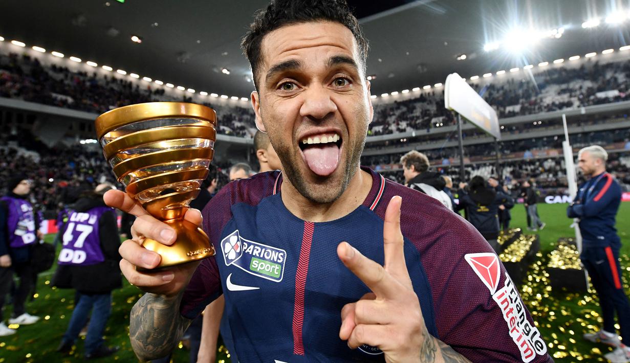 Dani ADani Alves - Bek serba bisa asal Brasil ini menjadi pemain paling bergelimang trlves - Bek serba bisa asal Brasil ini menjadi pemain paling bergelimang trofi di abad ke-21. Mantan pemain Barcelona ini telah mengumpulkan 41 trofi sepanjang kariernya.