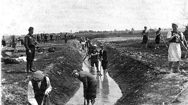 Kamp kerja paksa di Krychów pada 1940. (Sumber Wikimedia Commons)