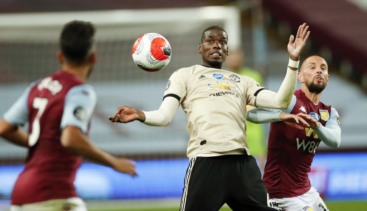 Pemain Manchester United Paul Pogba berupaya mengendalikan bola saat menghadapi Aston Villa pada pertandingan Premier League di Villa Park, Birmingham, Inggris, Kamis (9/7/2020). Manchester United menang 3-0. (AP Photo Andrew Boyers, Pool)