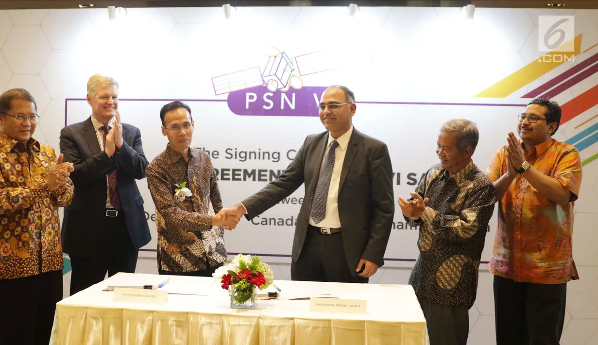 Direktur PT PSN, Nedy Zachary (ketiga kiri) berjabat tangan dengan Infrastructure Project Finance EDC, Tushar Handiekar (ketiga kanan) usai menandatangani Perjanjian Pembiayaan Satelit PSN VI di Jakarta, Selasa (5/12). (Liputan6.com/Faizal Fanani)