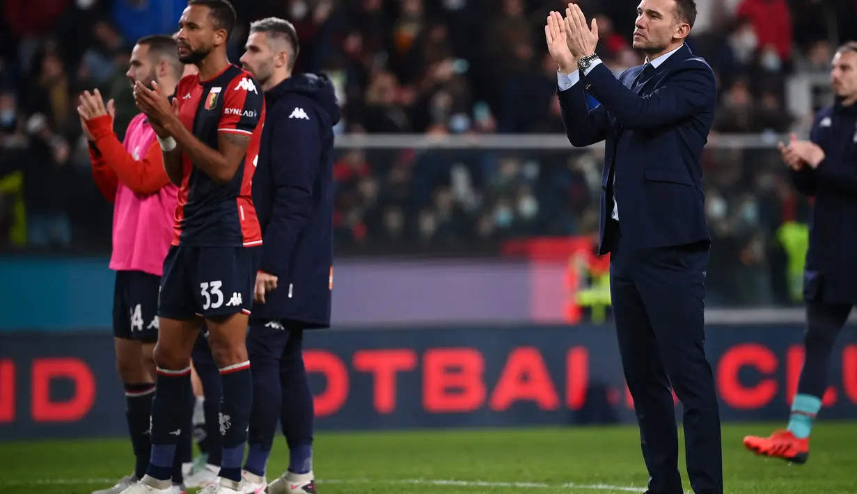 Pelatih Genoa, Andriy Shevchenko (kanan) memberikan tepuk tangan kepada suporter usai melawan AC Milan pada pertandingan lanjutan Liga Serie A Italia di stadion Genoa Luigi Ferraris, Italia, Kamis (2/11/2021). AC Milan menang atas Genoa 3-0. (AFP/Marco Bertorello)