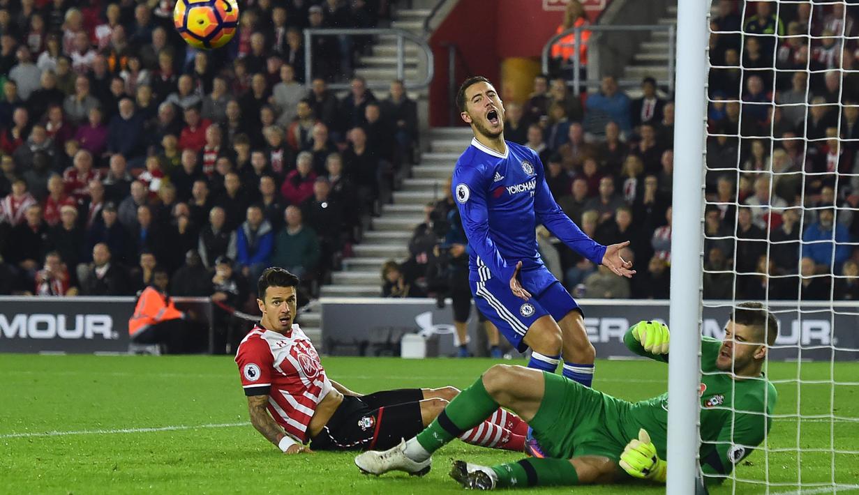 Pemain Chelsea, Eden Hazard gagal memanfaatkan peluang mencetak gol saat dihadang pemain Southampton, Jose Fonte (kiri) pada lanjutan Premier League di St Mary's Stadium, Southampton, (30/10/2016). Chelsea menang 2-0. (AFP/Glyn Kirk)
