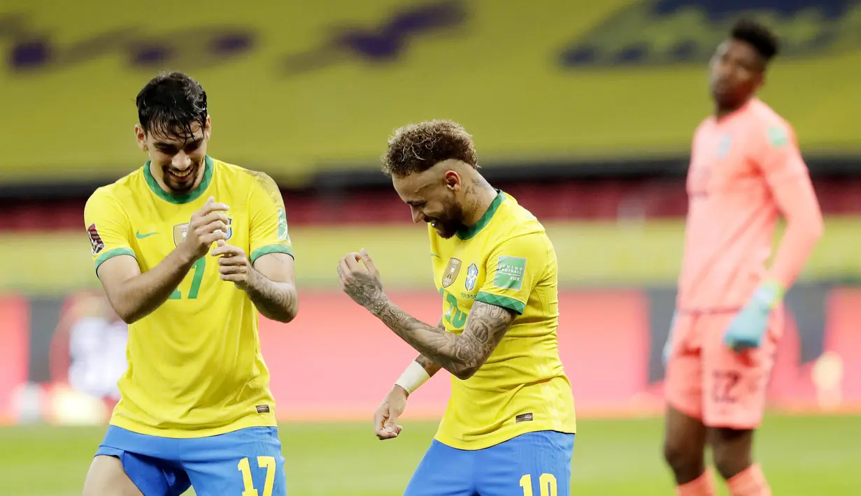 Striker Brasil, Neymar, bersama Lucas Paqueta, melakukan selebrasi usai mencetak gol ke gawang Ekuador pada laga Kualifikasi Piala Dunia 2022 Zona Amerika Selatan, Minggu (5/6/2021). Brasil menang dengan skor 2-1. (AP/Andre Penner)
