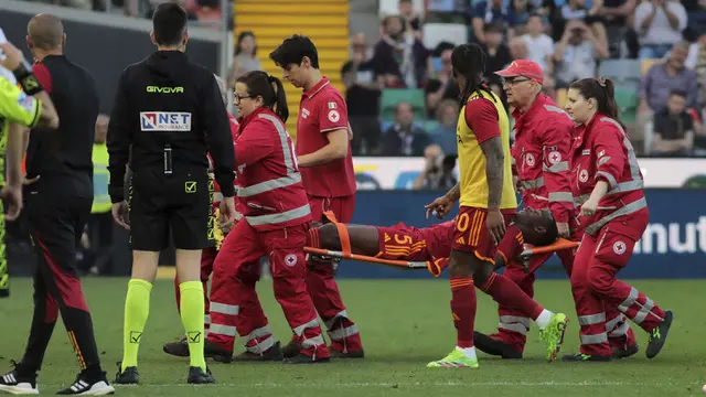 Foto: Momen Menegangkan saat Pemain AS Roma Tiba-Tiba Kolaps