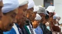 Ratusan jamaah tarikat Naqshabandiyah di Deli Serdang, Sumatera Utara, lebaran pada 5 Juli.