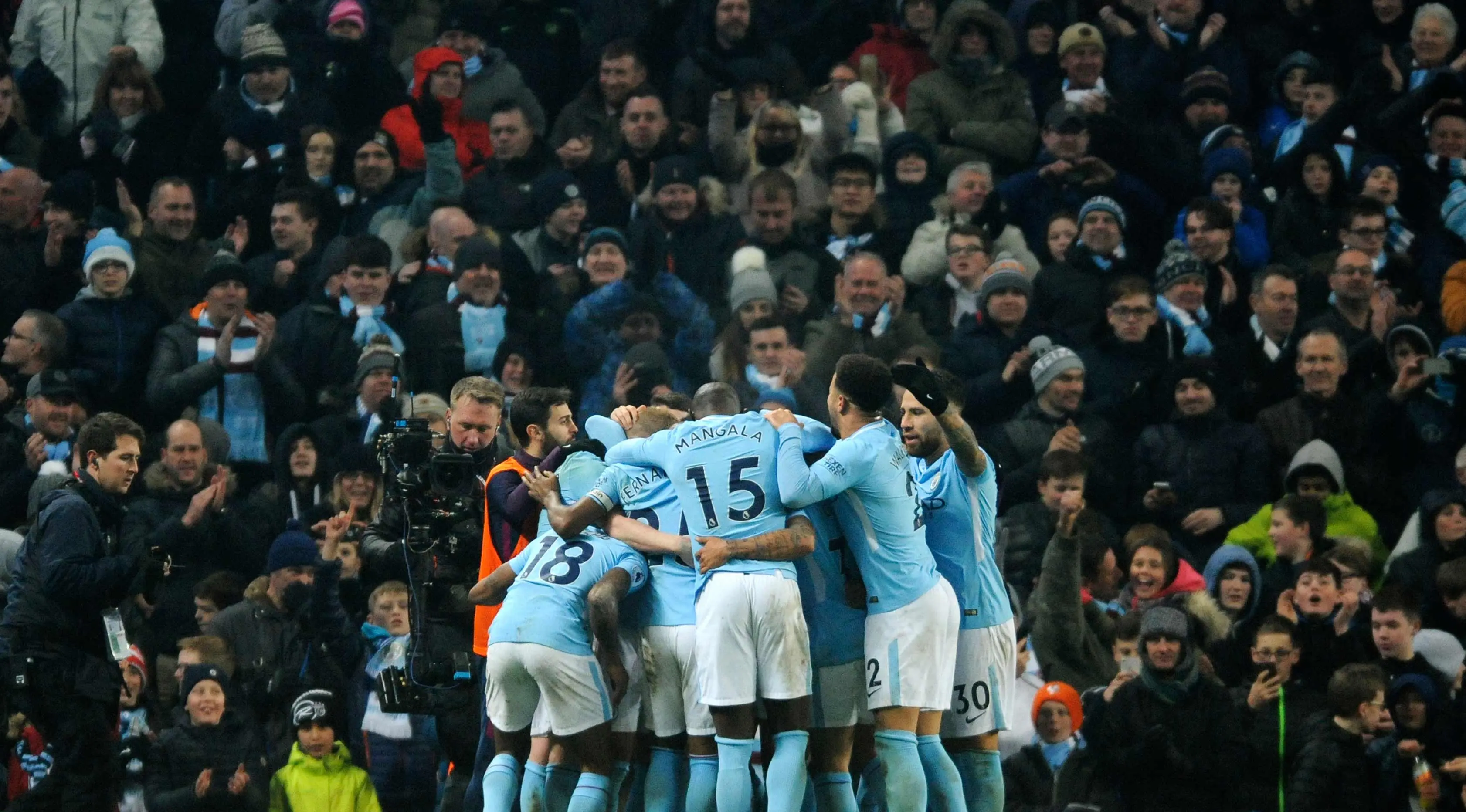 Pemain Manchester City merayakan gol ketiga timnya saat bertanding melawan Tottenham Hotspur pada lanjutan Liga Inggris di stadion Etihad, di Manchester, Inggris, (16/12). City menang telak 4-1 atas Tottenham. (AP Photo / Rui Vieira)