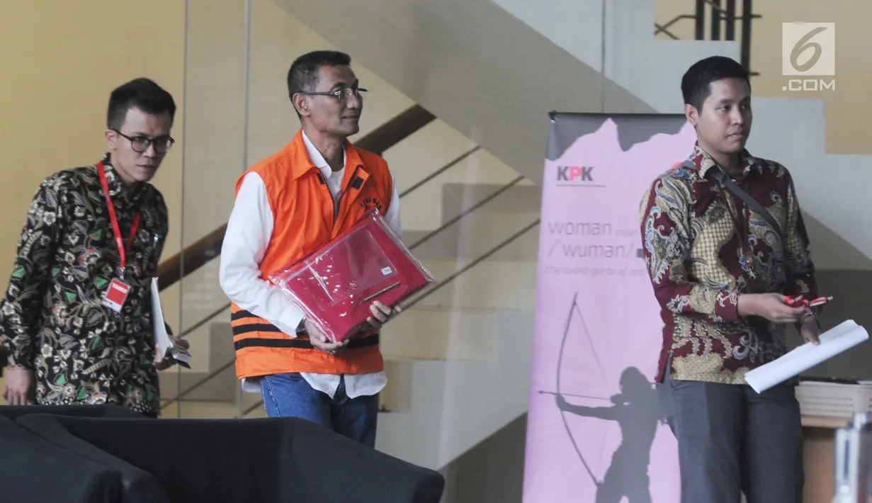 Bupati Kudus Muhammad Tamzil usai menjalani pemeriksaan oleh penyidik di Gedung KPK, Jakarta, Rabu (28/8/2019).  Muhammad Tamzil diperiksa sebagai tersangka terkait kasus suap pengisian jabatan perangkat daerah Kabupaten Kudus tahun 2019. (merdeka.com/Dwi Narwoko)