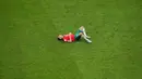 Reaksi kecewa pemain Maroko, Achraf Hakimi setelah kalah dari Prancis pada laga semifinal Piala Dunia 2022 yang berlangsung di Al Bayt Stadium, Qatar, Rabu (14/12/2022) waktu setempat. Prancis menang dengan skor 2-0 melalui gol Theo Hernandez dan Randal Kolo Muani. (AP Photo/Hassan Ammar)