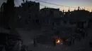 Warga Palestina bermalam di samping rumah mereka yang hancur baru-baru ini di kota Beit Hanoun, Jalur Gaza utara, Rabu (26/5/2021). Serangan udara Israel selama 11 hari ke Jalur Gaza mengakibatkan ratusan jiwa tewas, ribuan rumah dan bangunan hancur. (AP Photo/Khalil Hamra)