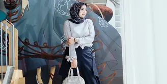 Sejak memutuskan berhijab pada tahun 2016 lalu, Aryani Fitriana makin terlihat cantik. Terlebih dengan gaya hijabnya yang sederhana namun tetap membuat dirinya sungguh memesona. (Instagram/aryanifitriana24)