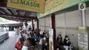 Warga antre menunggu dibukanya salah satu pasar swalayan di Jakarta, Senin (30/3/2020). Akibat makin merebaknya pandemi Covid-19 di Jakarta mendorong warga rela datang lebih awal dari jam buka pasar swalayan agar tidak berdesakan dan kehabisan barang kebutuhan pokok. (merdeka.com/Iqbal S. Nugroho)