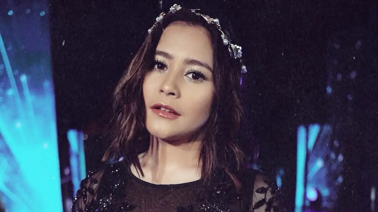 [Bintang] Gaya Seleb 101: 5 Red Carpet Dress Terbaik Prilly Latuconsina yang Super Stunning