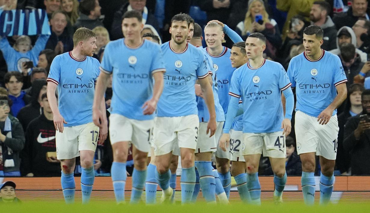 Pemain Manchester City, Erling Haaland melakukan selebrasi bersama rekannya setelah mencetak gol ketiga ke gawang Burnley pada laga perempat final FA Cup 2022/2023 yang berlangsung di Etihad Stadium, Manchester, Minggu (19/03/2023) WIB. Haaland sukses mencetak hattrick untuk kemenangan 6-0 The Cityzens. (AP Photo/Jon Super)