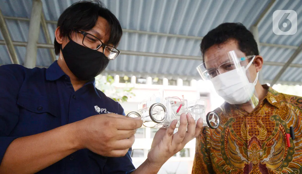 Peneliti dari LIPI Deni Shidqi menunjukan kendaraan berbahan bakar hidrogen (mobil hidrogen) atau Fuel Cell kepada anggota Komisi VII DPR, Tifatul Sembiring saat kunjungan ke Puspitek Serpong, Tangerang Selatan, Banten, Senin (14/12/2020). (merdeka.com/Dwi Narwoko)