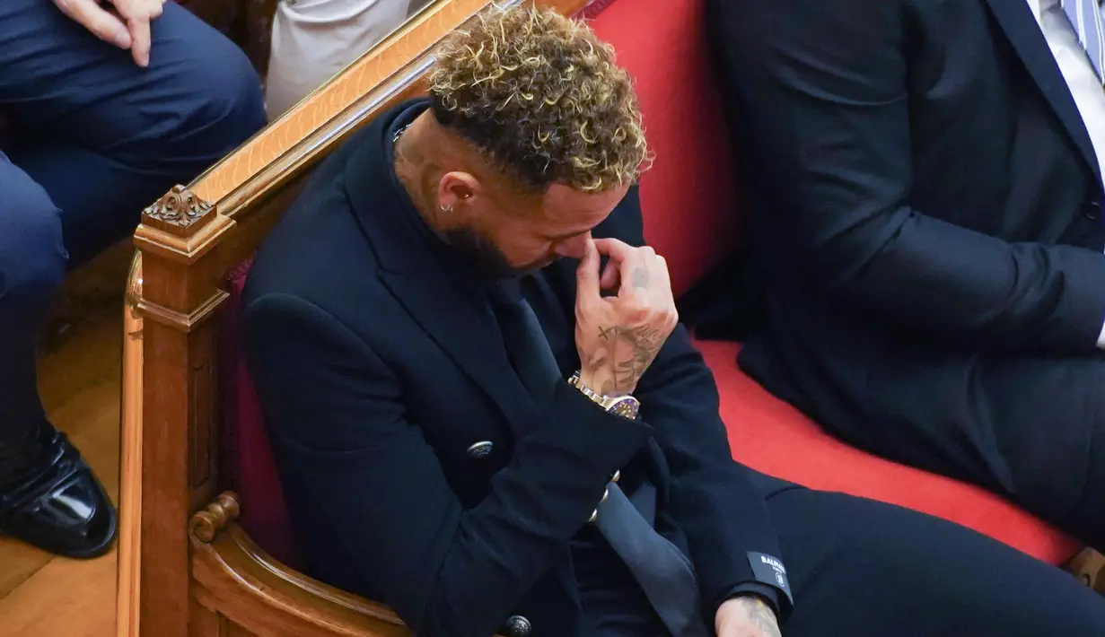 Mantan pemain Barcelona, Neymar yang sekarang bermain untuk Paris Saint-Germain tertunduk di ruang pengadilan di Barcelona, Spanyol, Senin (17/10/2022). Penyerang Brasil, ayahnya, dan mantan eksekutif Barcelona dan Santos dituduh menyembunyikan biaya sebenarnya dari transfernya dengan tujuan menipu sebuah perusahaan swasta Brasil. (AP Photo/Joan Mateu Parra)
