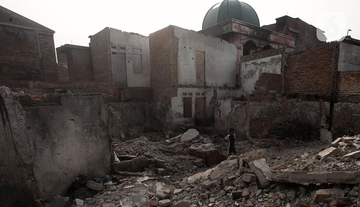 Anak - anak bermain di antara reruntuhan bangunan pasca kebakaran Pasar Gembrong di Cipinang Besar Utara, Jakarta, Senin (4/7/2022). Revitalisasi permukiman korban kebakaran Pasar Gembrong di RW 001 ini ditargetkan rampung pada September 2022 mendatang serta menelan biaya Rp7,8 miliar. (Liputan6.com/Faizal Fanani)