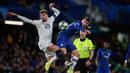 Pemain Lille Xeka (kiri) berebut bola dengan pemain Chelsea Mason Mount pada pertandingan Grup H Liga Champions di Stadion Stamford Bridge, London, Inggris,  Selasa (10/12/2019). Chelsea menang 2-1 dan lolos ke babak 16 besar Liga Champions. (AP Photo/Thanassis Stavrakis)
