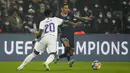 Gelandang Paris Saint Germain (PSG) Angel Di Maria berebut bola dengan penyerang Real Madrid Vinicius Junior pada leg pertama babak 16 besar Liga Champions di Stadion Parc des Princes, Rabu dini hari WIB (16/2/2022). PSG susah payah kalahkan Real Madrid 1-0. (AP Photo/Michel Euler)