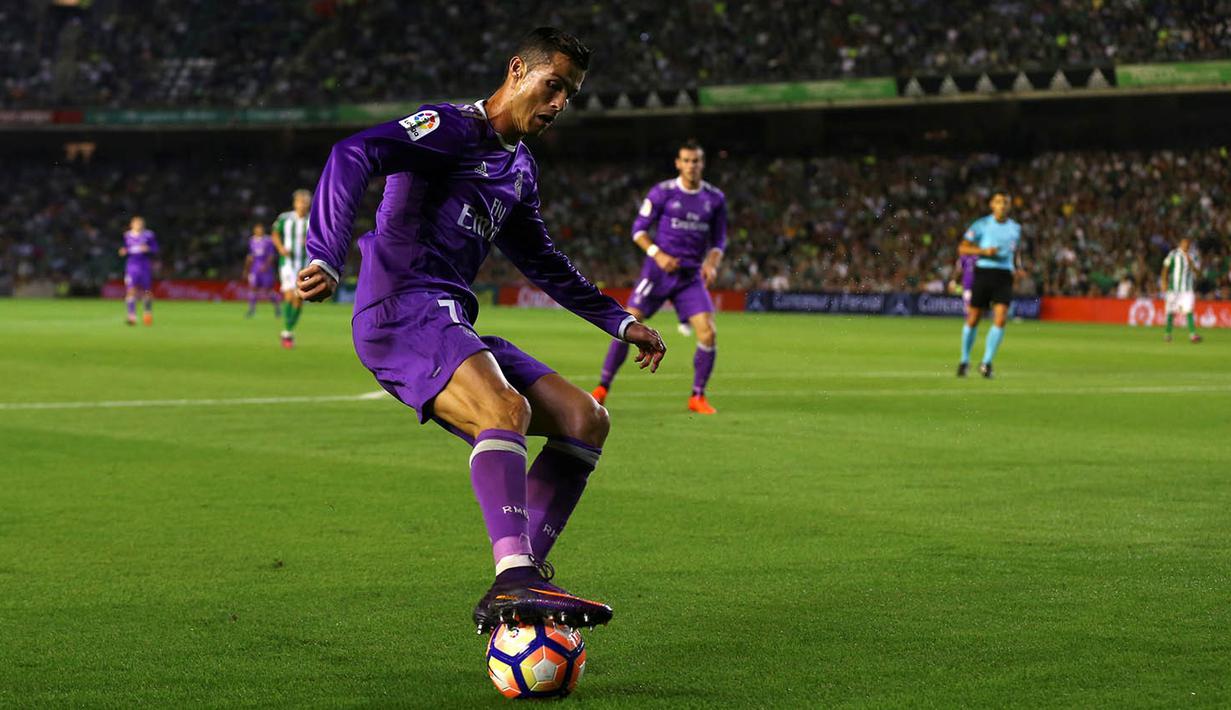 Gelandang Real Madrid, berusaha mengontrol bola saat melawan Real Betis pada laga La Liga di Stadion Benito Vilamarin, Seville, Minggu (15/10/2016). Madrid menang 6-1 atas Betis. (Reuters/Marcelo Del Pozo)