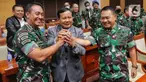 Menteri Pertahanan Prabowo Subianto (tengah), KASAD Jenderal TNI Dudung Abdurachman dan Panglima TNI Jenderal Andika Perkasa melakukan salam komando usai Rapat Dengar Pendapat dengan Komisi I DPR RI, di Kompleks Parlemen, Jakarta, Senin (26/9/2022). Pada rapat Komisi I, 5 September lalu, Dudung tak hadir mendampingi Andika sehingga anggota Komisi I DPR Effendi Simbolon pun menghembuskan isu ketidakharmonisan di antara keduanya. (Liputan6.com/Angga Yuniar)