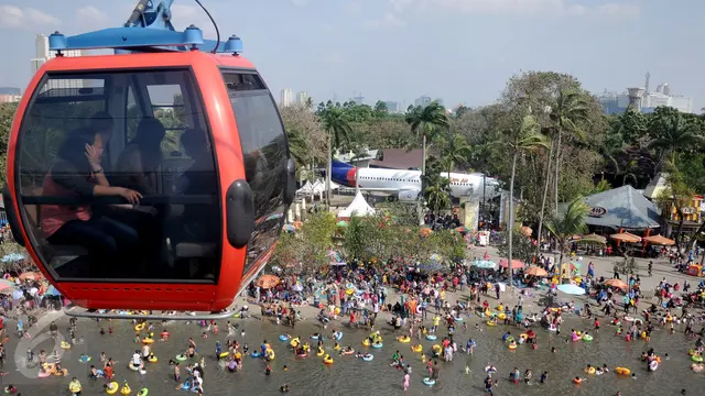 20150718-Ribuan Pengunjung Padati Kawasan Pantai Ancol-Jakarta