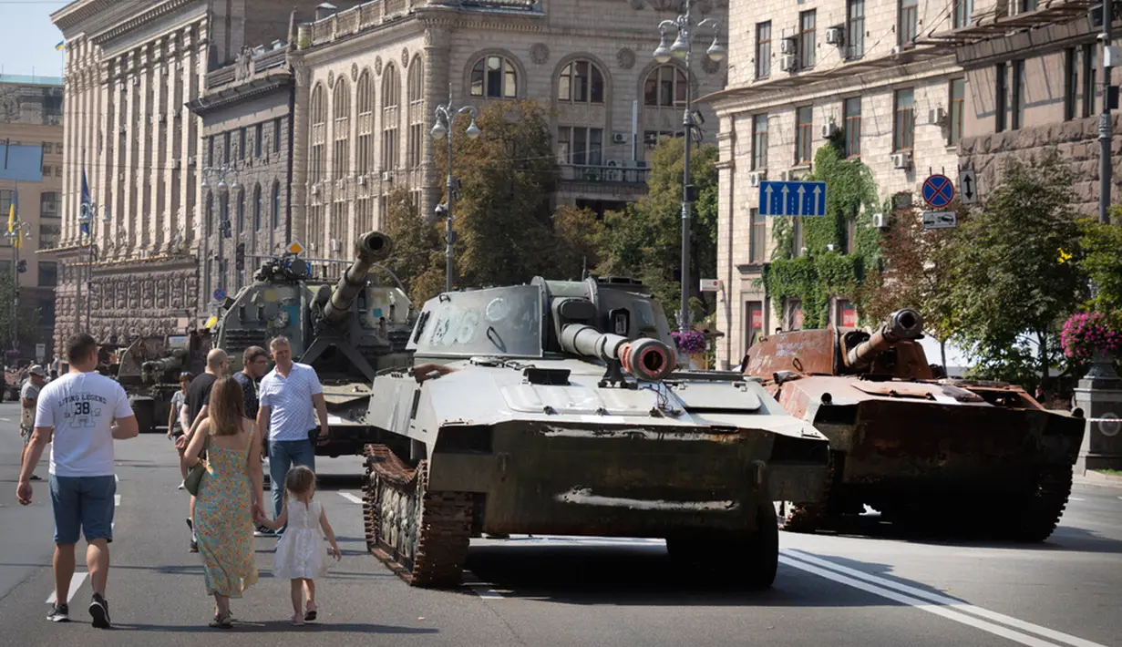 Karena pameran yang berlangsung mulai 20 hingga 28 Agustus, Khreshchatyk - dari Maidan Nezalezhnosti hingga Jalan Bohdan Khmelnytskyi - akan ditutup untuk lalu lintas jalan raya. (AP Photo/Efrem Lukatsky)