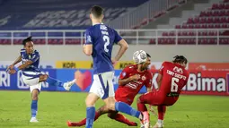 Dibabak kedua Persib Bandung langsung tancap gas menggempur lini pertahanan Persija Jakarta. Pada menit ke-63, bola hasil sepakan Beckham Putra kembali bisa diantisipasi sehingga gagal menjadi gol. (Bola.com/Bagaskara Lazuardi)