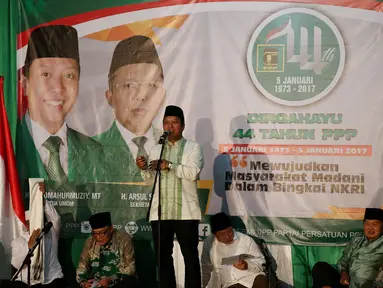 Ketua Umum PPP kubu Romahurmuziy memberikan sambutan di acara tasyakuran merayakan HUT PPP ke-44 di Tebet Barat, Jakarta, Kamis (5/1). Tasyakuran tersebut mengusung tema 'Mewujudkan Masyarakat Madani dalam Bingkai NKRI'. (Liputan6.com/Johan Tallo)