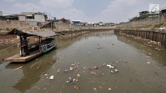 Kotor, Kali Ciliwung Dicemari Ribuan Ton Sampah