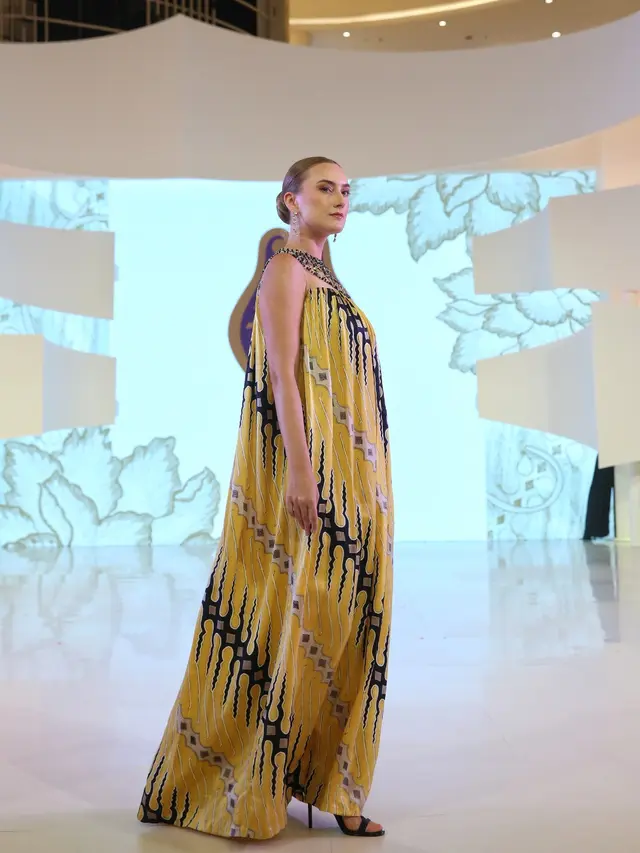 Rayakan Hari Jadi ke-57, Batik Danar Hadi Tampilkan Keindahan Kembang Parang dalam Siluet Modern