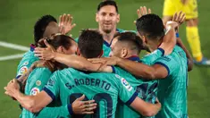 Para pemain FC Barcelona merayakan gol pembuka mereka saat berkunjung ke markas Villarreal dalam pekan ke-34 La Liga Spanyol di stadion La Ceramica, Minggu (5/7/2020). Barcelona sukses menumbangkan tim tuan rumah Villarreal dengan skor telak 4-1. (AP Photo/Jose Miguel Fernandez de Velasco)