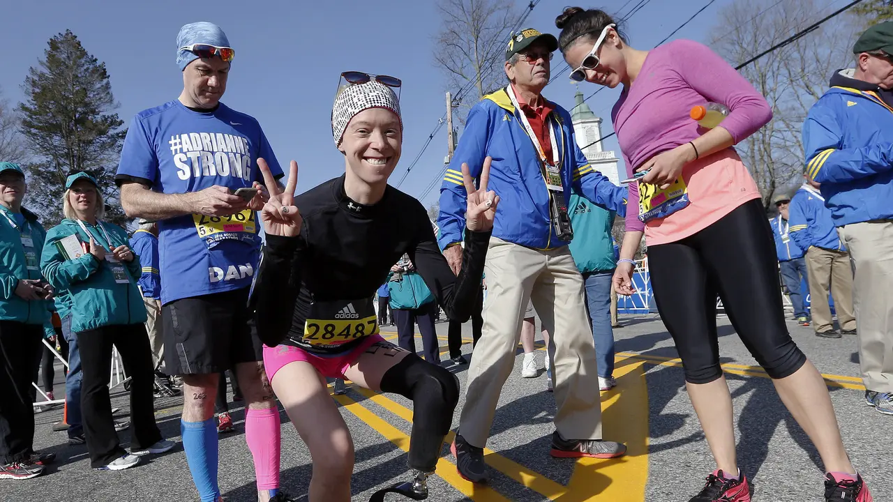 Adrianne Haslet-Davis, korban selamat dalam tragedi Bom Boston, berhasil menuntaskan lari meski sebagian kakinya telah diamputasi (AP/Michael Dwyer)