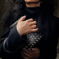 Maison Valentino mempersembahkan koleksi teranyar bertajuk “Mastery Tales” yang terdiri dari 6 item fashion ikonis, salah satunya ialah Valentino Garavani Rockstud Alcove box bag. (dok.Valentino).