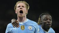 Selebrasi gelandang Manchester City, Kevin De Bruyne (kiri) bersama Jeremy Doku setelah mencetak gol penyeimbang 1-1 ke gawang Real Madrid pada laga leg kedua perempatfinal Liga Champions 2023/2024 di Etihad Stadium, Manchester, Rabu (18/4/2024). (AP Photo/Dave Shopland)