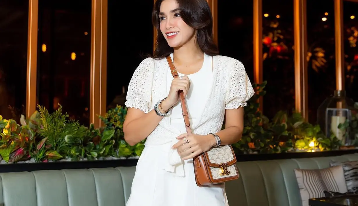 Ussy memadukan outfit clean-nya ini dengan tas Celine seri Triomphe Bag seharga Rp39,5jutaan. [@ussypratama]