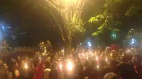 Pendukung Ahok menggelar aksi di depan gereja Mako Brimob Depok. (Liputan6.com/Ady Anugrahadi)