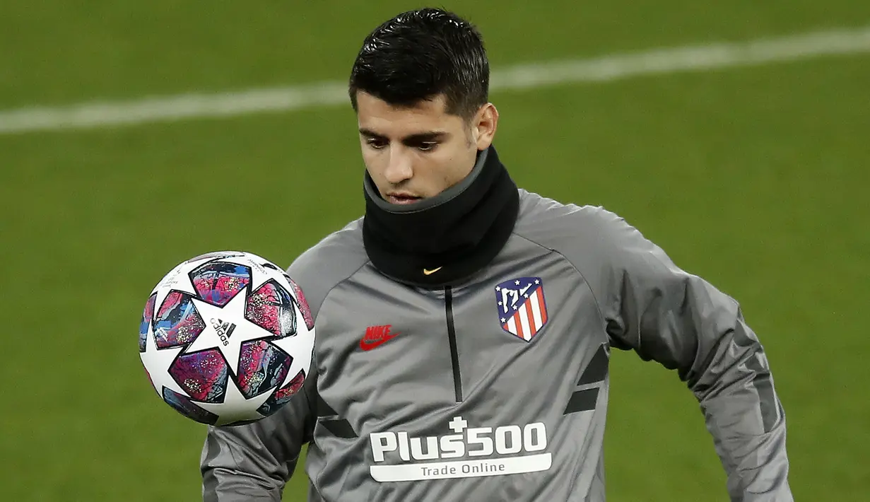 Penyerang Atletico Madrid, Alvaro Morata menjuggling bola saat mengikuti latihan latihan di Anfield, Liverpool, Inggris (10/3/2020). Atletico Madrid akan bertanding melawan Liverpool pada leg kedua babak 16 besar Liga Champions. (Martin Rickett / PA via AP)