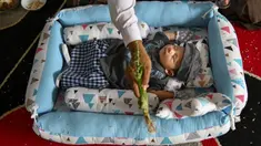 Orang-orang berdoa untuk bayi yang baru lahir saat prosesi aqiqah di Banda Aceh, Aceh, 4 November 2021. Aqiqah adalah tradisi menyambut bayi yang baru lahir dalam agama Islam. (CHAIDEER MAHYUDDIN/AFP)