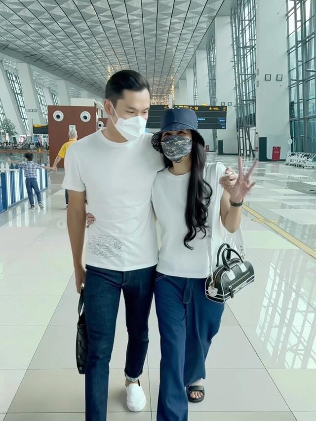 Usai Liburan Keluarga, Ini 7 Momen Sandra Dewi Kencan Bareng Suami di Singapura